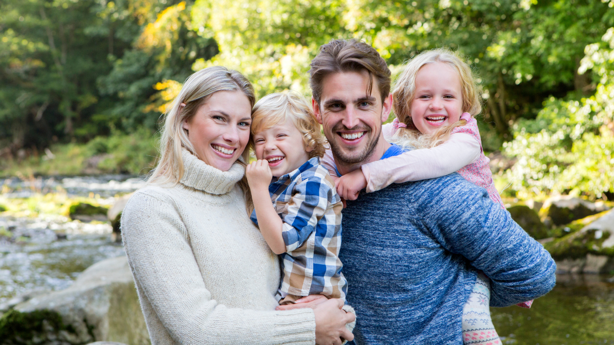 Holiday Family Photos Guide: Tips, Outfits & Posing Ideas