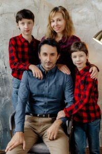 Holiday Family Photos Guide: Tips, Outfits & Posing Ideas