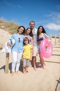 Holiday Family Photos Guide: Tips, Outfits & Posing Ideas